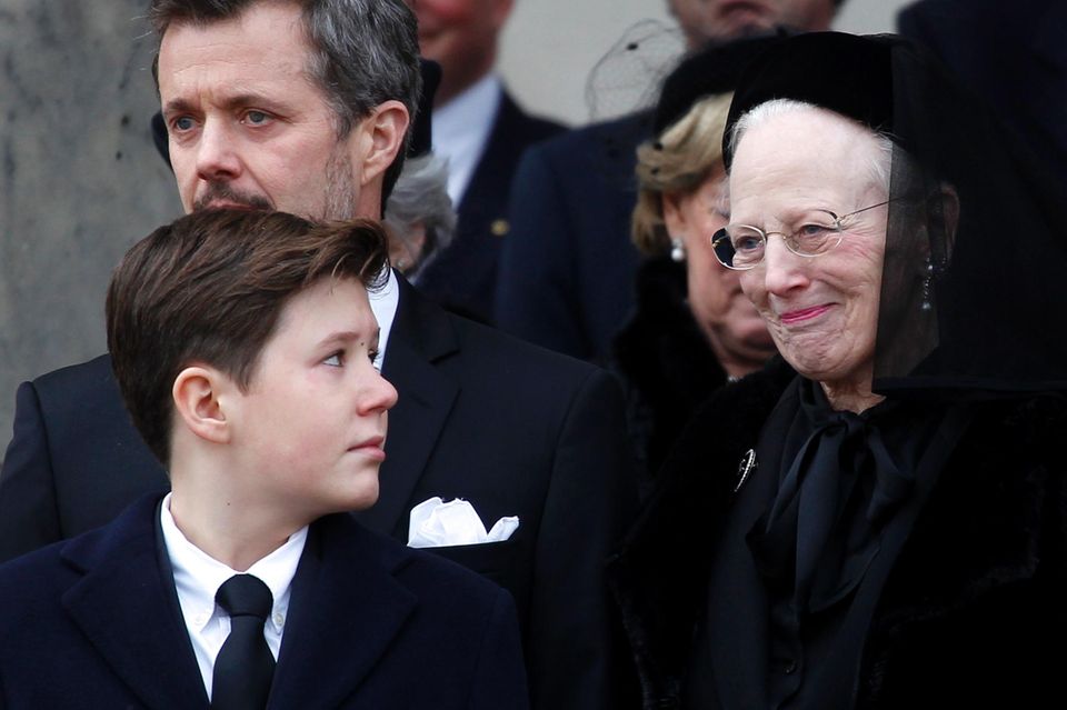 20. Februar 2018 Königin Margrethe hält sich tapfer - muss dann aber doch weinen. Enkel Prinz Christians fürsorglicher Blick zeigt, dass er trotz seines jungen Alters der geliebten Großmutter Halt gibt, in dieser schweren Zeit. 20. Februar 2018 Königin Margrethe hält sich tapfer - muss dann aber doch weinen. Enkel Prinz Christians fürsorglicher Blick zeigt, dass er trotz seines jungen Alters der geliebten Großmutter Halt gibt, in dieser schweren Zeit.