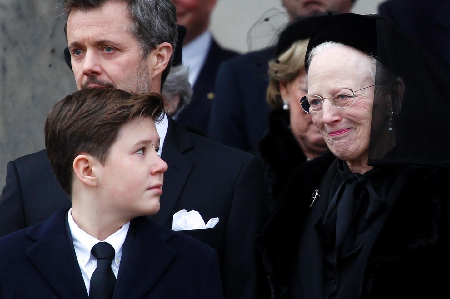 20. Februar 2018   Königin Margrethe hält sich tapfer - muss dann aber doch weinen. Enkel Prinz Christians fürsorglicher Blick zeigt, dass er trotz seines jungen Alters der geliebten Großmutter Halt gibt, in dieser schweren Zeit.