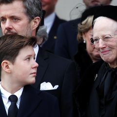 20. Februar 2018   Königin Margrethe hält sich tapfer - muss dann aber doch weinen. Enkel Prinz Christians fürsorglicher Blick zeigt, dass er trotz seines jungen Alters der geliebten Großmutter Halt gibt, in dieser schweren Zeit.