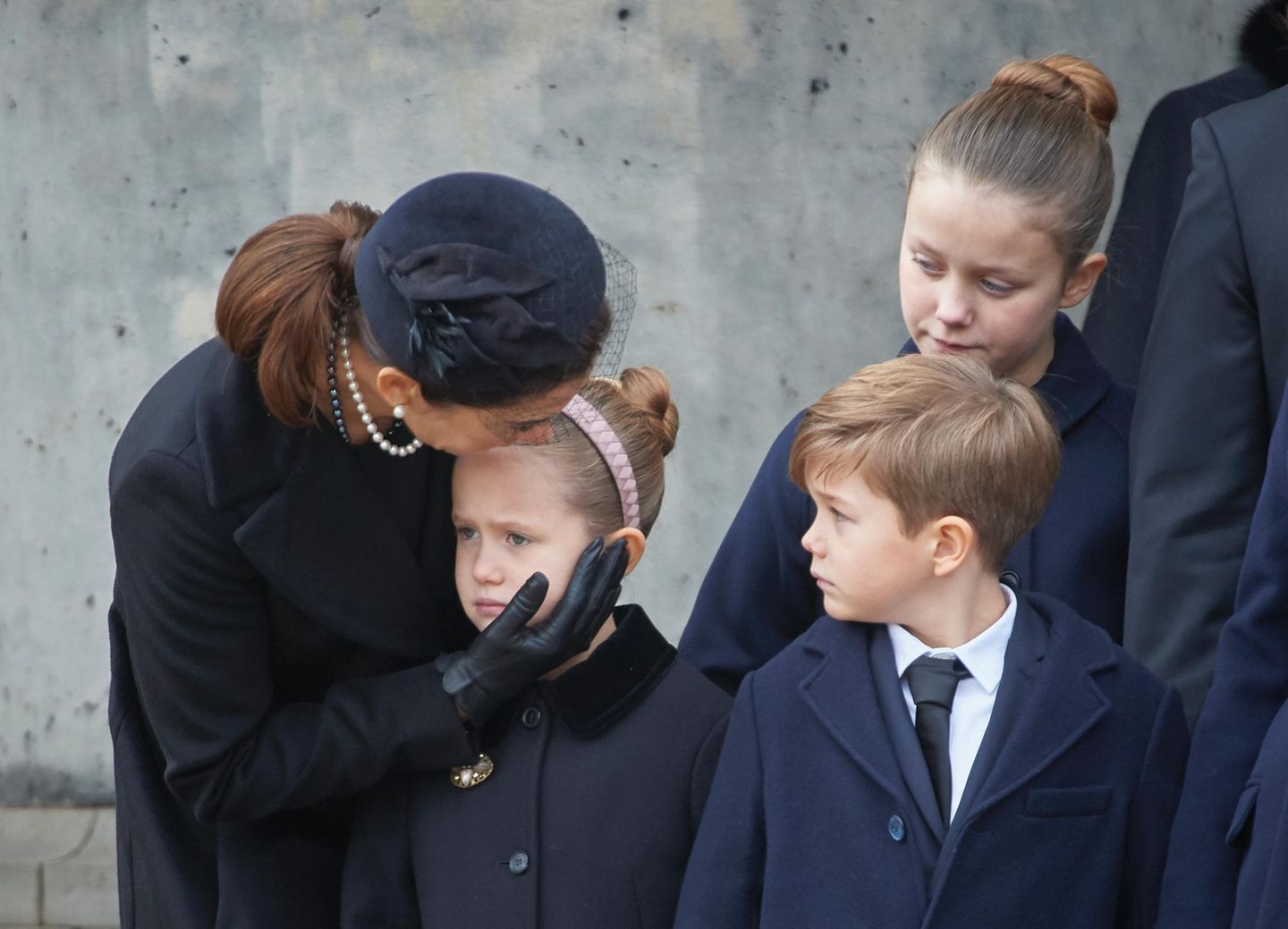 20. Februar 2018   Prinzessin Mary tröstet Tochter Josephine. Auch die Geschwister der weinenden Prinzessin, Isabella und Vincent sind den Tränen nahe.