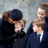 20. Februar 2018   Prinzessin Mary tröstet Tochter Josephine. Auch die Geschwister der weinenden Prinzessin, Isabella und Vincent sind den Tränen nahe.