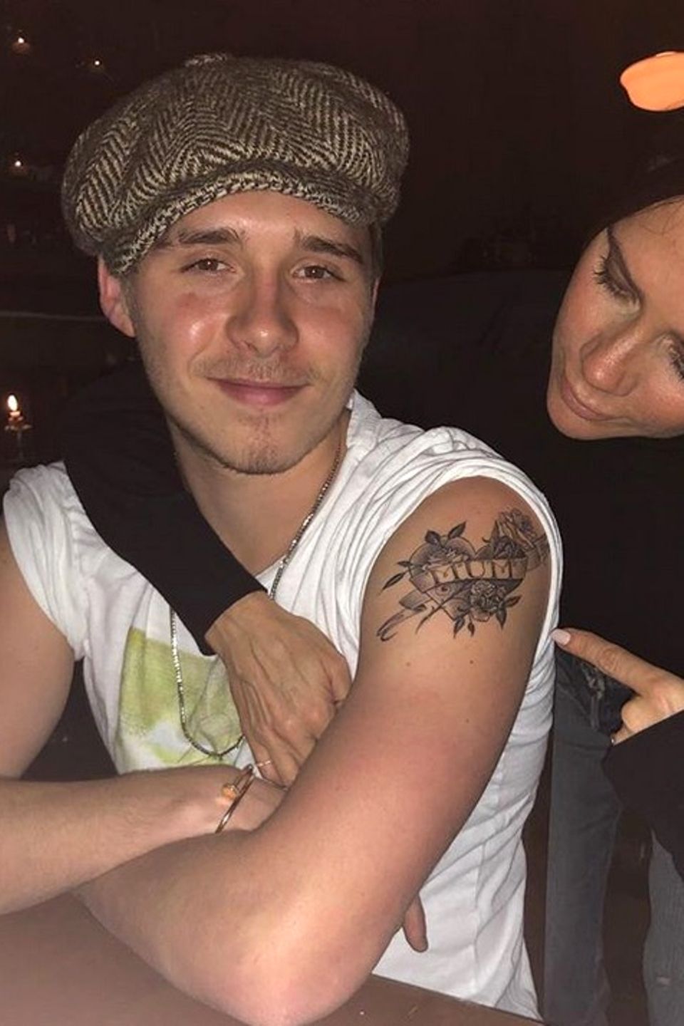 18. Februar 2018  Großer Liebesbeweis für Victoria Beckham. Ihr ältester Sohn Brooklyn hat sich am linken Oberarm ein großes Herz-Tattoo mit der Inschrift "Mum" stechen lassen. Victoria ist sichtlich stolz und postet dieses Bild. 