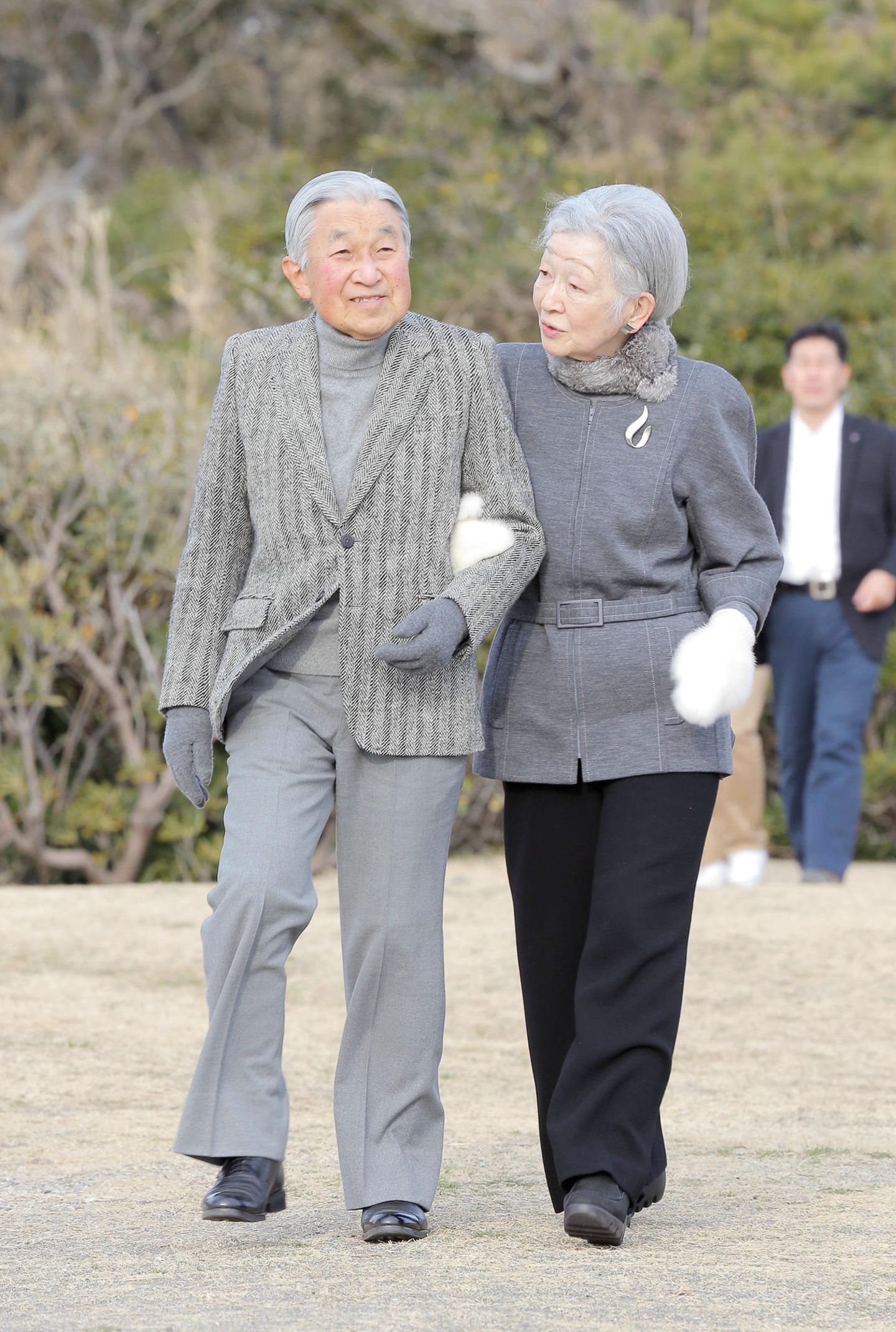 19. Februar 2018  Japans Kaiserpaar Akihito und Michiko unternimmt einen Spaziergang zum Strand von Hayama, der in der Nähe des kaiserlichen Anwesens liegt. Dicke Handschuhe sollen vor der Kälte schützen.
