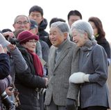19. Februar 2018  Den Sapziergang des Kaiserpaares beobachten etliche Japaner. Und haben das Privileg, einen kleinen kaiserlichen Smalltalk zu erleben.