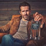 Neben seiner Arbeit als Schauspieler und Produzent ist Hollywood-Beau Ryan Reynolds nun ins Gin-Buisiness eingestiegen und frischgebackener Besitzer von "Aviation Gin." Auf Twitter gibt der Ehemann von Blake Lively bekannt, dass er die in Portland ansässige Spirituosenfirma gekauft hat. Na, dann Prost! 