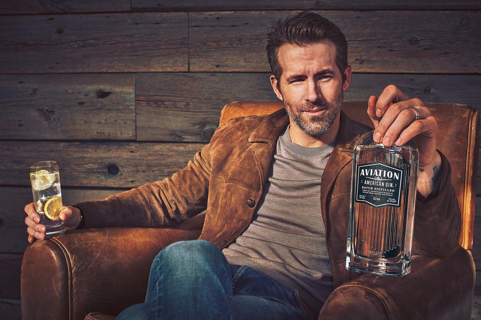 Neben seiner Arbeit als Schauspieler und Produzent ist Hollywood-Beau Ryan Reynolds nun ins Gin-Buisiness eingestiegen und frischgebackener Besitzer von "Aviation Gin." Auf Twitter gibt der Ehemann von Blake Lively bekannt, dass er die in Portland ansässige Spirituosenfirma gekauft hat. Na, dann Prost! 