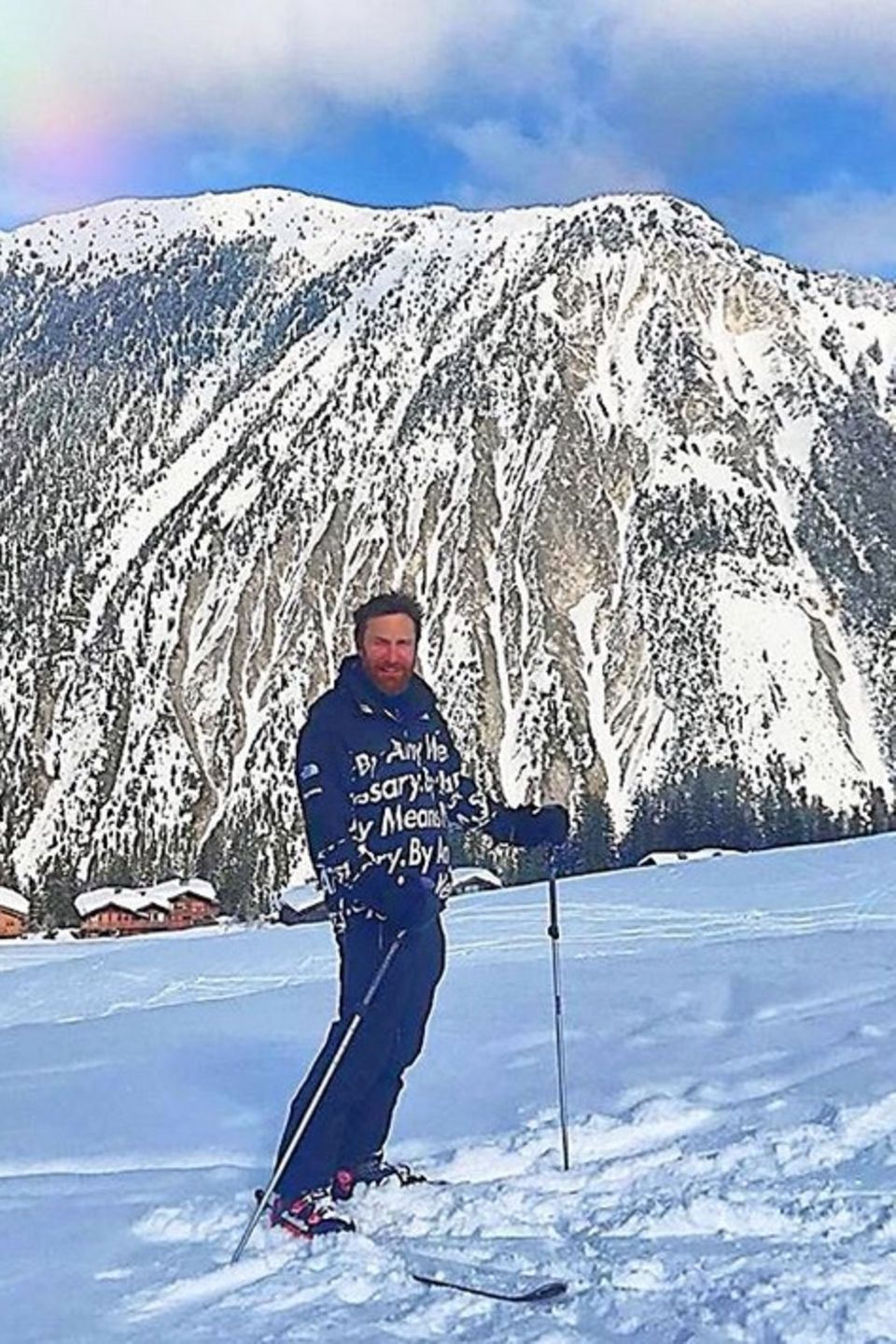 Star-DJ David Guetta verbringt gerade ein bisschen Auszeit in den französischen Alpen, ehe der ereignisreiche Festivalsommer bevorsteht. Mit roten Bäckchen gezeichnet, teilt er dieses Bild mit seinen Instagram-Fans. Star-DJ David Guetta verbringt gerade ein bisschen Auszeit in den französischen Alpen, ehe der ereignisreiche Festivalsommer bevorsteht. Mit roten Bäckchen gezeichnet, teilt er dieses Bild mit seinen Instagram-Fans.