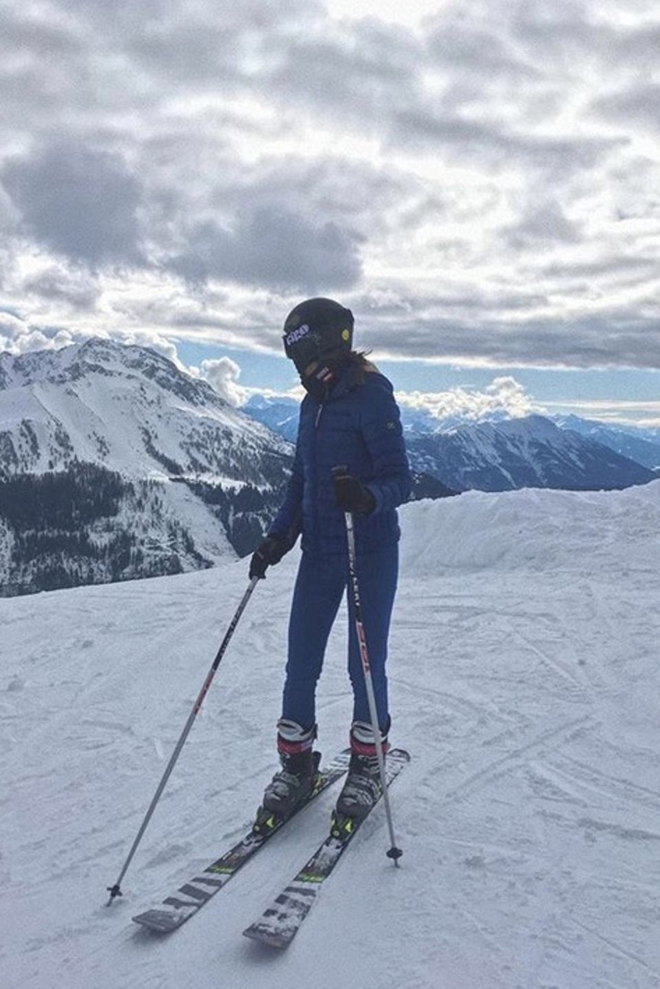 Na, erkennen Sie diese deutsche Soap-Schönheit? Es ist niemand Geringeres als der "GZSZ"-Star Janina Uhse, die gerade im verschneiten Tirol die Skipisten unsicher macht. 