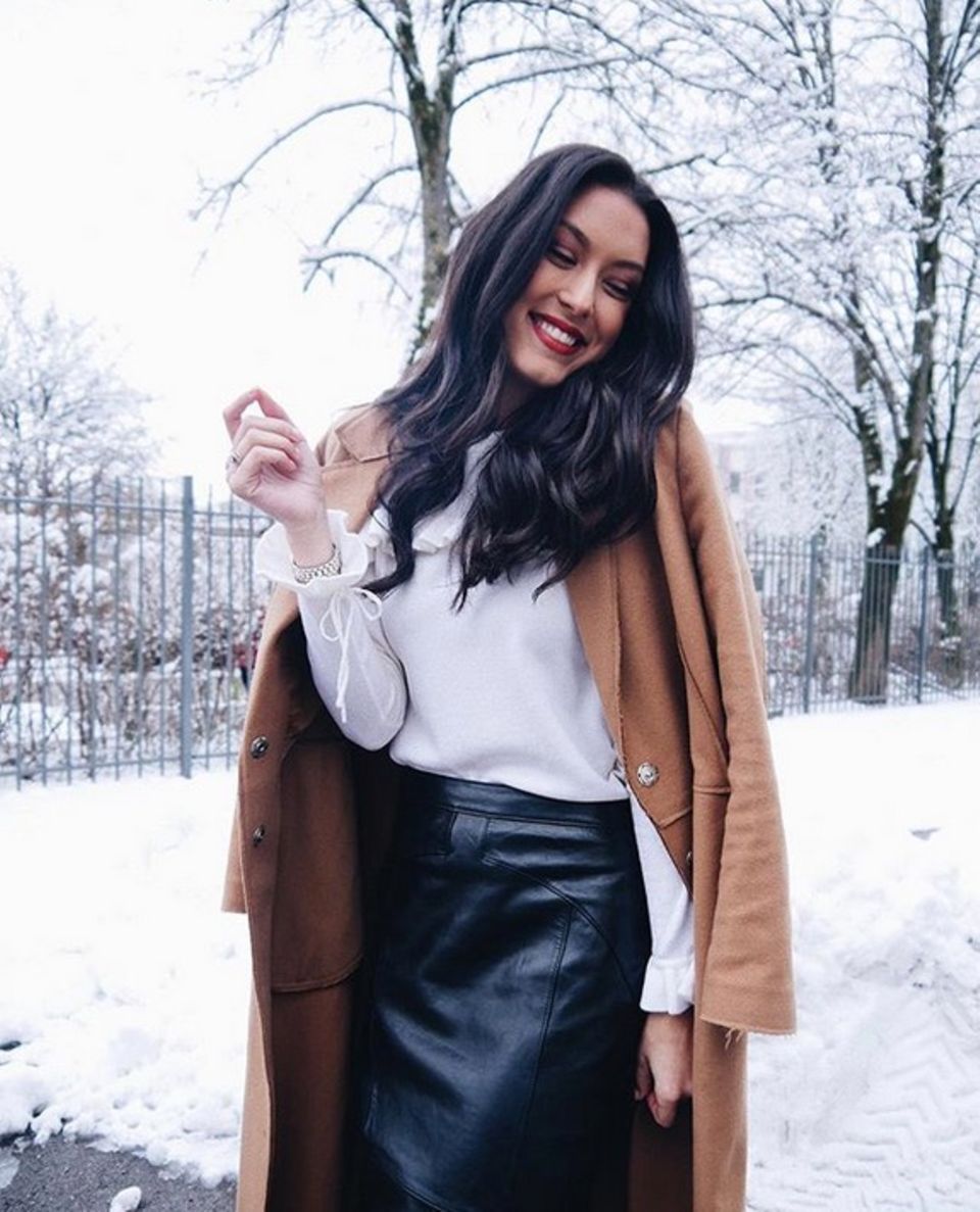 In München hat der Wetter-Petrus ordentlich Schnee gelassen. Rebecca Mir nimmt dies zum Anlass ihren Followern ihr heutiges Outfit zu präsentieren. In München hat der Wetter-Petrus ordentlich Schnee gelassen. Rebecca Mir nimmt dies zum Anlass ihren Followern ihr heutiges Outfit zu präsentieren.