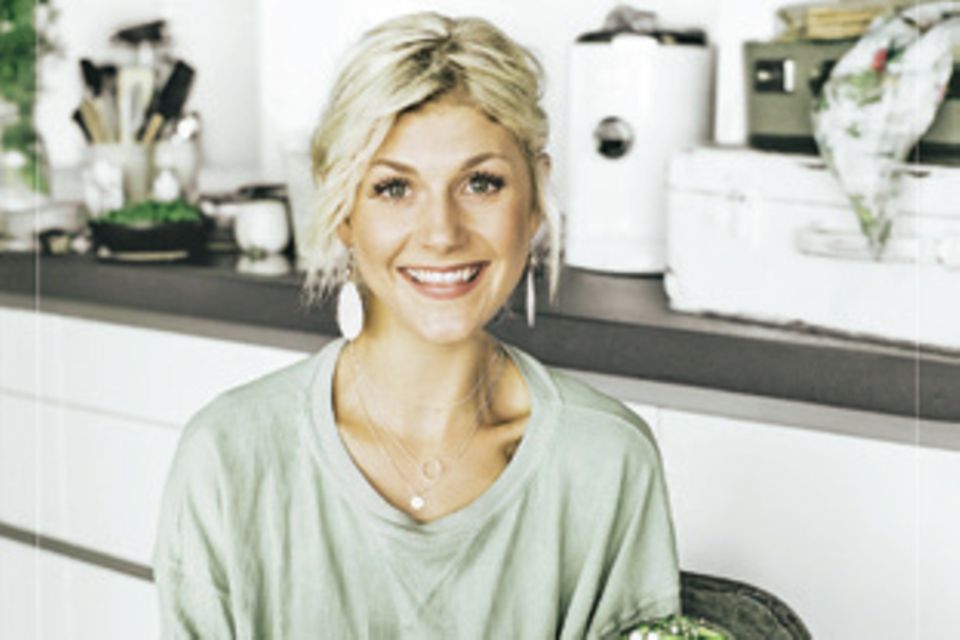 Papaya-Früchteboote: Die Foodbloggerin Nadia Damaso hat von ihrer kulinarischen Reise um die Welt über 70 gesunde Rezepte mitgebracht, die von Aromen, Gewürzen und Farben inspiriert sind. ("Eat Better Not Less – Around the World", AT Verlag, 320 S., 29,90 Euro) Die Foodbloggerin Nadia Damaso hat von ihrer kulinarischen Reise um die Welt über 70 gesunde Rezepte mitgebracht, die von Aromen, Gewürzen und Farben inspiriert sind. ("Eat Better Not Less – Around the World", AT Verlag, 320 S., 29,90 Euro)