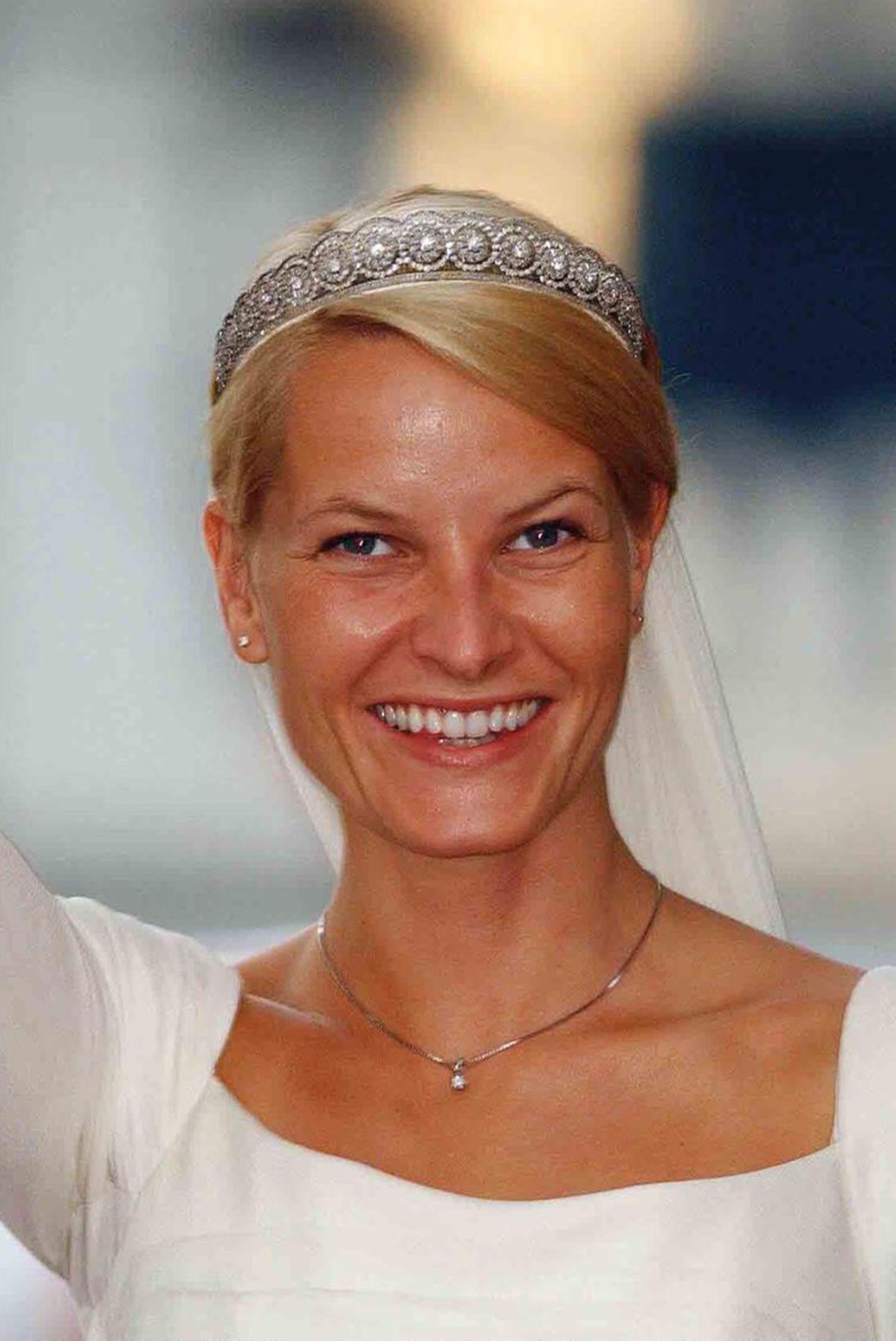 Ihr echtes Diadem-Debüt gibt Mette-Marit Tjessem Høiby an ihrem Hochzeitstag am 25. August 2001. Das zarte Bandeau mit Diamanten, die kleine Blüten um einzelne, größere Diamanten bilden, ist ein Hochzeitsgeschenk von König Harald und Königin Sonja an ihre Schwiegertochter. Es handelt sich nicht um ein Erbstück sondern wurde eigenes für Mette-Marit ausgewählt.