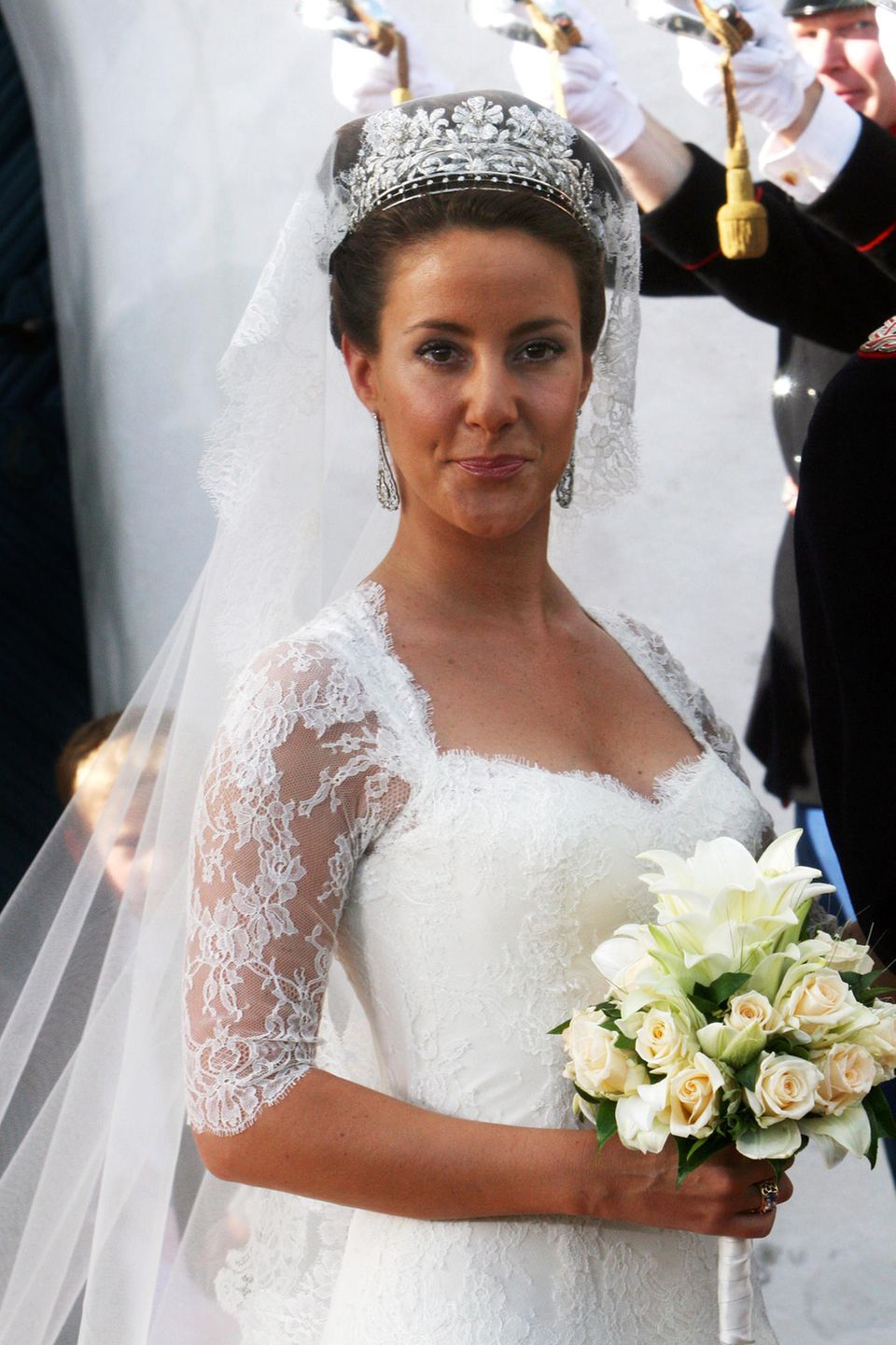 Zum ersten Mal trägt Prinzessin Marie ein Diadem an ihrem Hochzeittag 2008 - ganz klassisch. Das Schmuckstück mit den floralen Motiven stammt aus Familienbesitz von Königin Margrethe, der Schwiegermutter. Es soll aber nur eine (dauerhafte) Leihgabe an Marie sein und kein Hochzeitsgeschenk.  Wohl gewählt ist das Diadem dennoch, denn zuvor war es wenig getragen worden und schon gar nicht von Prinz Joachims erster Frau Alexandra - das wäre ein royaler Schmuck-Fauxpas erster Güte gewesen.