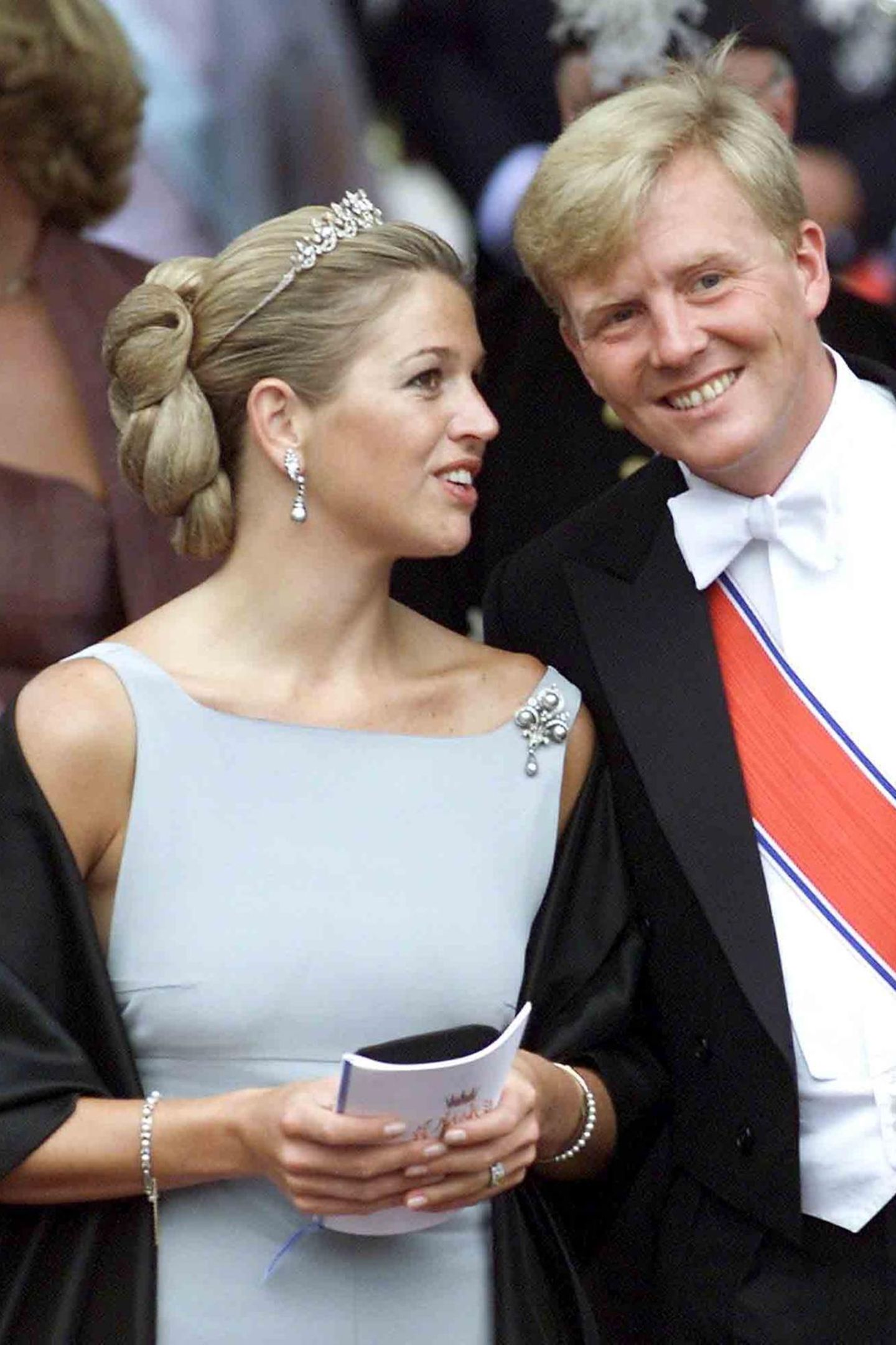 Máxima Zorreguieta, die Verlobte von Prinz Willem-Alexander, darf schon vor ihrer Hochzeit ins königliche Schmuckkästchen greifen und gibt ihr Diadem-Debüt im August 2001 auf der Hochzeit von Prinz Haakon in Norwegen. Ihre eigene Hochzeit ist erst etliche Monate später, am 2. Februar 2002.  Die Wahl, die sie getroffen hat für den Anlass, ist dezent und doch hochkarätig: Die Tiara mit den Perlen und Diamanten ist dezent genug, um nicht zu sehr aufzufallen im Haar der Noch-Nicht-Prinzessin.