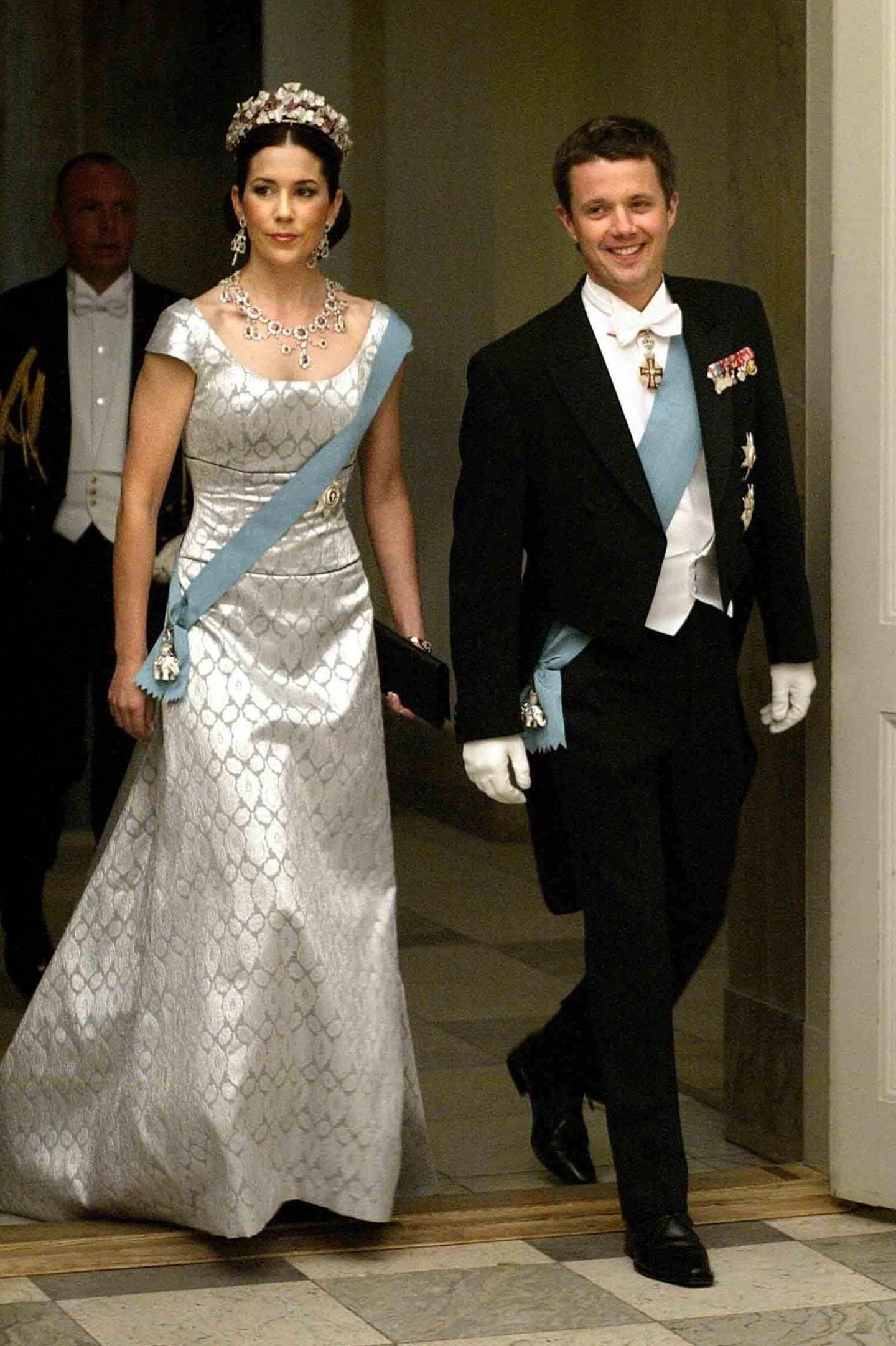 Mary Donaldson trägt noch nicht den Titel einer Prinzessin von Dänemark, als man sie zum ersten Mal mit einem Diadem sieht. Wenige Tage vor ihrer Hochzeit 2004präsentiert sie ein Geschenk ihrer künftigen Mannes.