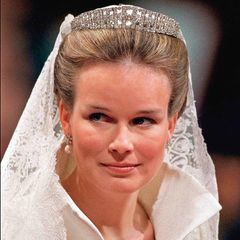 Das erste Diadem, das Prinzessin Mathilde am 4. Dezember 1999 trägt, ist ihr Hochzeitsdiadem. Es ist eine Leihgabe ihrer Schwiegermutter, Königin Paola, und stammt aus dem Besitz der belgischen Königsfamilie.
