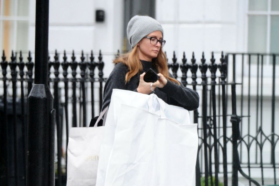 Meghan Markle : In diesen Kleidersäcken soll Millie Mackintosh Kleider für Meghans Brautjungern transportieren. In diesen Kleidersäcken soll Millie Mackintosh Kleider für Meghans Brautjungern transportieren.