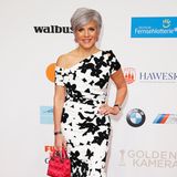 Birgit Schrowange zeigt uns im schwarz-weißen, floralen Kleid nicht die kalte Schulter.