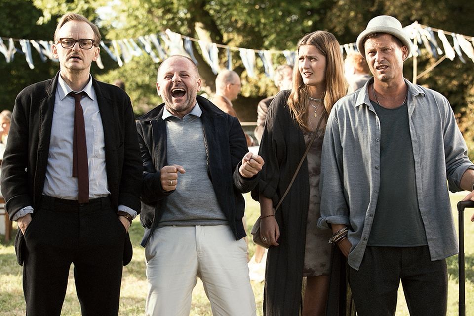 Lilli Schweiger: In der Komödie "Klassentreffen 1.0" (ab Herbst im Kino) spielt Lilli Schweiger neben Milan Peschel, Samuel Finzi und ihrem Vater Til (v. l.) eine der weiblichen Hauptrollen In der Komödie "Klassentreffen 1.0" (ab Herbst im Kino) spielt Lilli Schweiger neben Milan Peschel, Samuel Finzi und ihrem Vater Til (v. l.) eine der weiblichen Hauptrollen