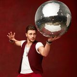Bela Klentze  Rhythmus sollte dem 29-jährigen "Alles was zählt"-Star im Blut liegen, sein Vater ist Jazzkomponist. Dann sollte dem Schauspieler auf seinem Weg zum Pokal ja nichts mehr im Wege stehen. Profitänzerin Oana Nechiti hilft ihm beim Erreichen dieses ambitionierten Ziels.