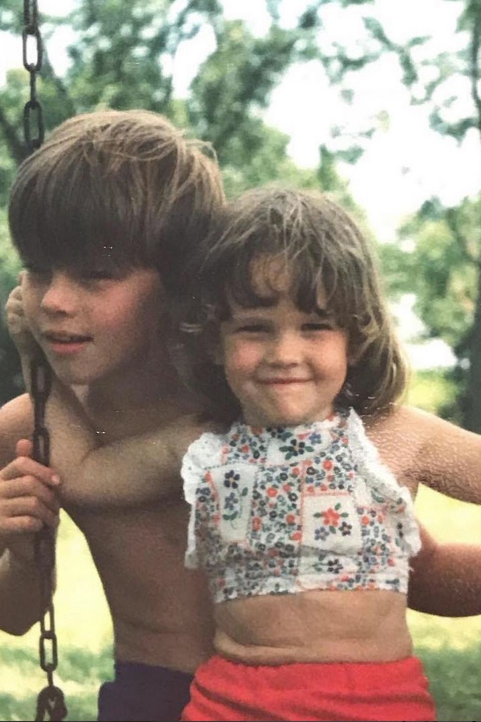 Hilary Swank  Sommer 1978- die damals 4-jährige Hilary Swank spielt mit ihrem älteren Bruder Dan im Garten. Das schelmische Lachen hat die Oscarpreisträgerin auch heute noch.
