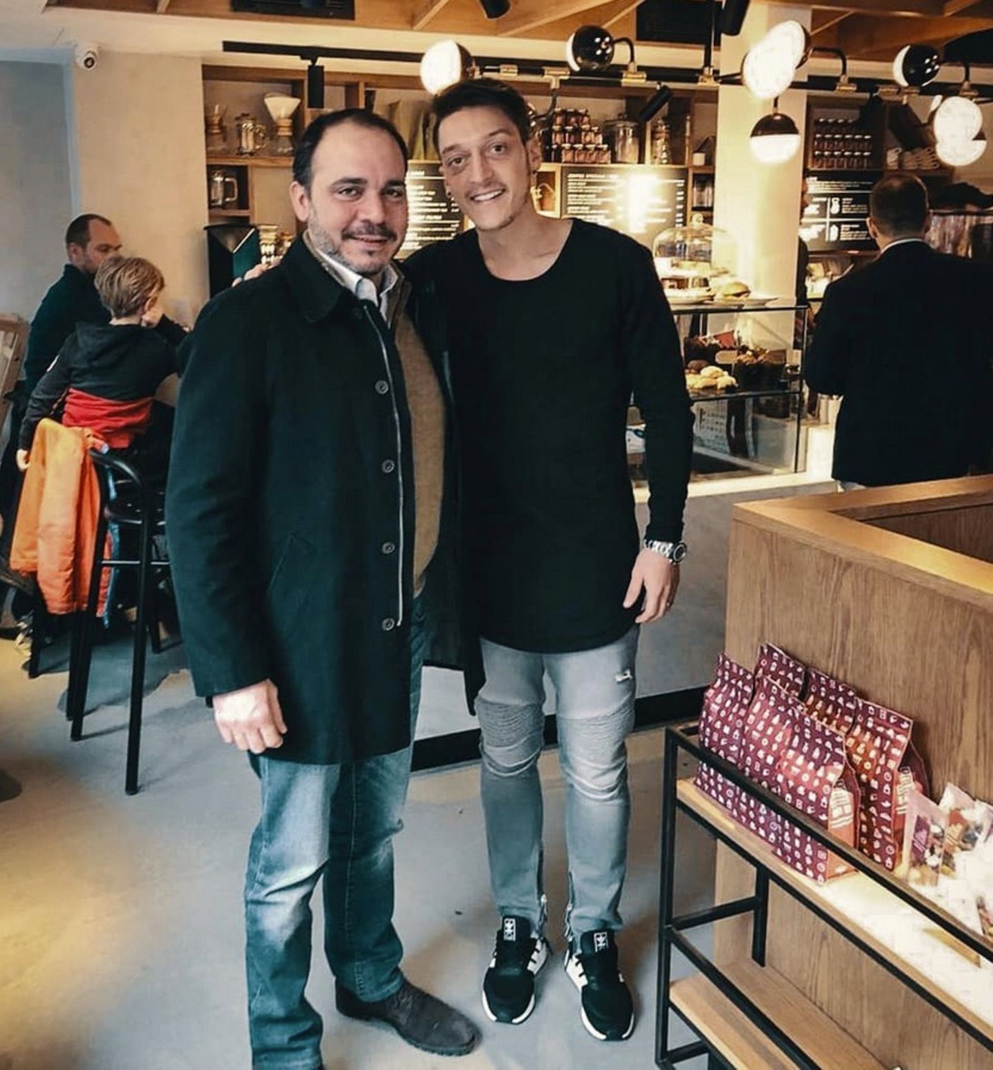23. Februar 2018   Mesut Özil postet dieses Foto von sich und dem jordanischen Prinzen Ali bin al-Hussein, den der Fußballer zufällig in einem Londoner Coffe-Shop trifft. 