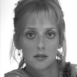 Bei den "British Comedy Awards" wird Emma Chambers in 1998 als Beste Schauspielerin ausgezeichnet. Danach folgt "Notting Hill" und kurz darauf fast schon wieder da Karriereende.