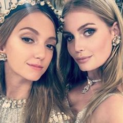 Für Lady Dianas Nichte, Kitty Spencer, geht es für Dolce & Gabbana sogar auf den Runway. Dabei ist eine weitere Aristokratin-Tochter: die Österreicherin Eleonore Habsburg.