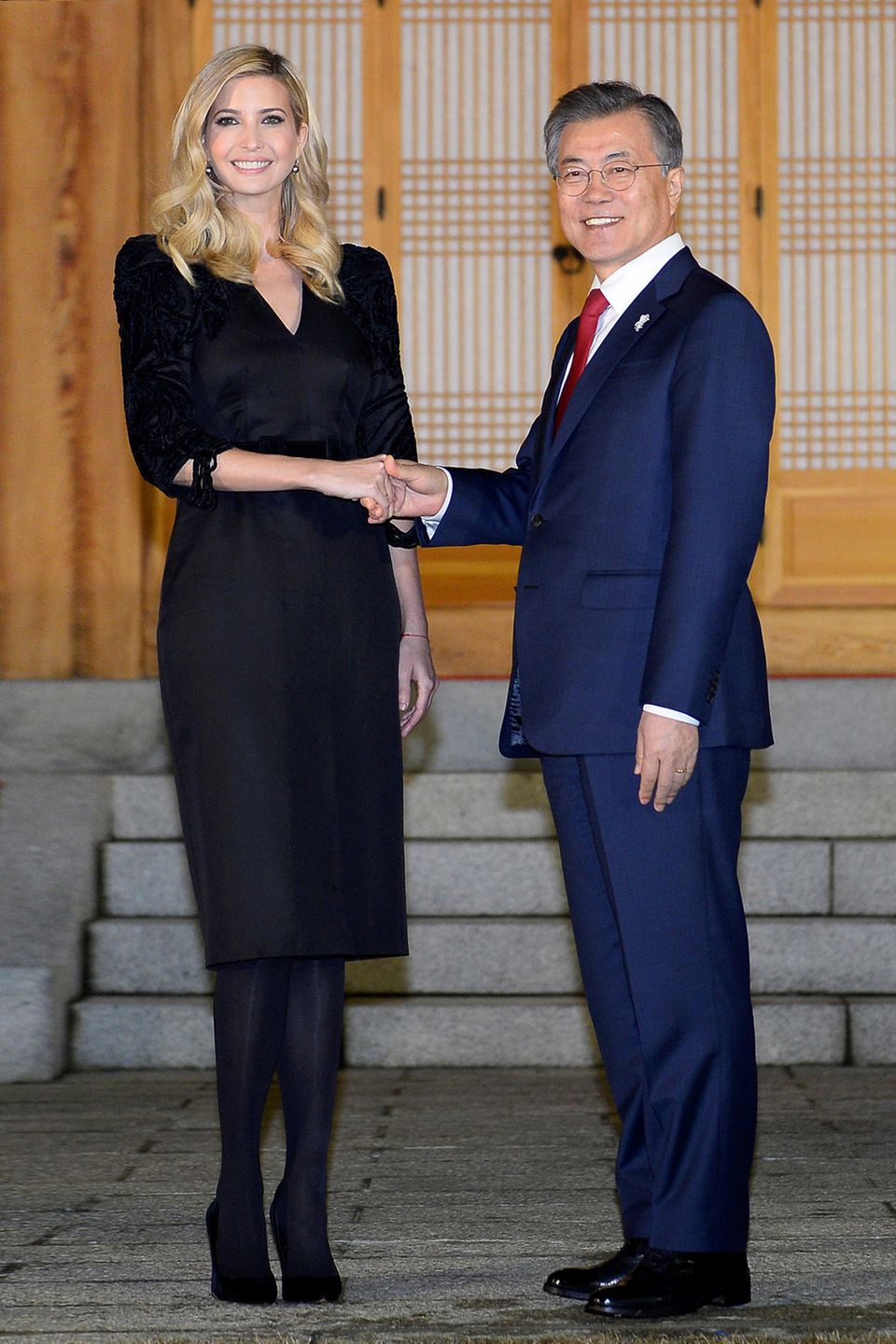 Zurückhaltend und elegant in Schwarz tritt Ivanka Trump ihren Olympia-Besuch beim südkoreanischen Präsidenten Moon Jae-In an.
