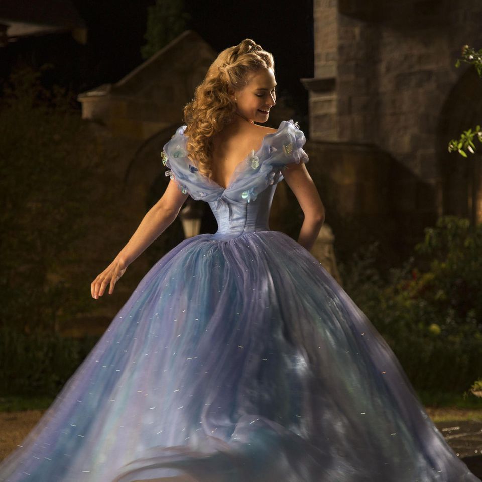 Die extrem schlanke Taille von Schauspielerin Lilly James im Film "Cinderella" sorgte 2015 für Diskussionen. 