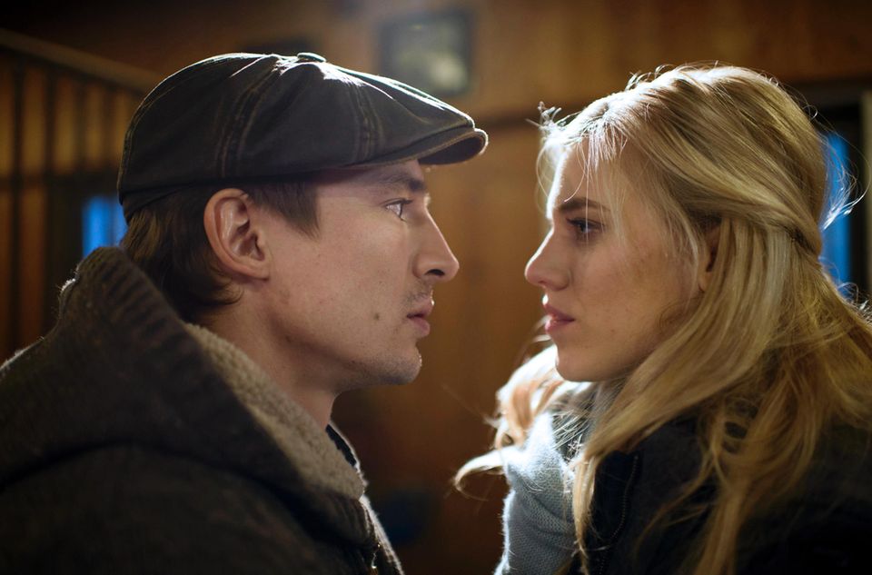 "Sturm der Liebe": In Folge 2882 kommen sich Viktor (Sebastian Fischer) und Alicia (Larissa Marolt, r.) in der Realität sehr nahe In Folge 2882 kommen sich Viktor (Sebastian Fischer) und Alicia (Larissa Marolt, r.) sehr nahe