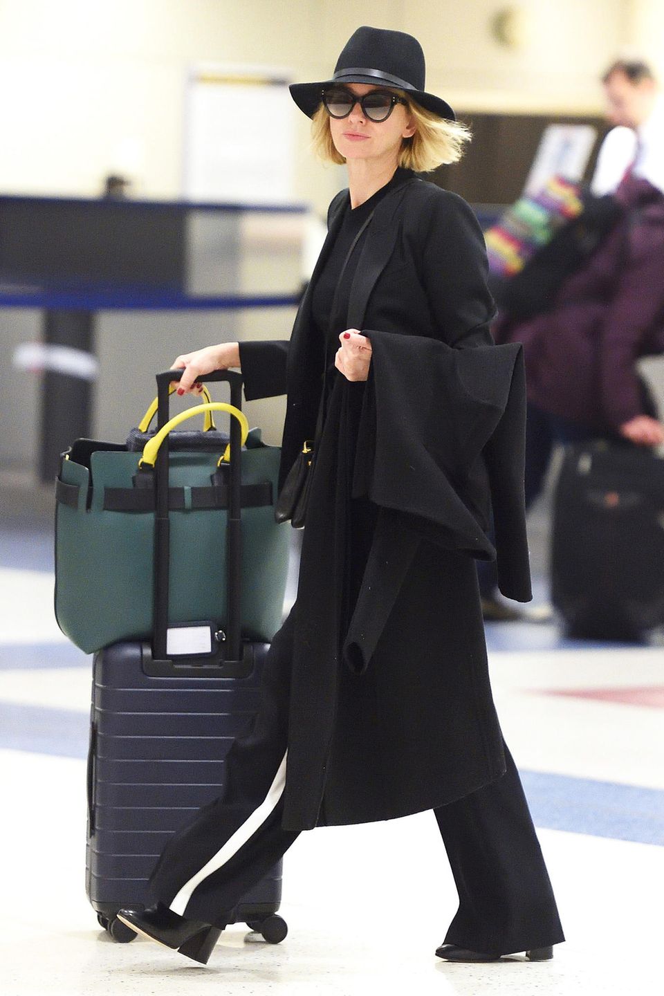 Auch mit Hut und großer Sonnenbrille kann sich Naomi Watts in diesem sportlich-eleganten Reise-Outfit nicht vor den Paparazzi am JFK-Airport in New York verstecken. Muss sie auch gar nicht, der Look steht ihr hervorragend.