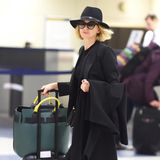 Auch mit Hut und großer Sonnenbrille kann sich Naomi Watts in diesem sportlich-eleganten Reise-Outfit nicht vor den Paparazzi am JFK-Airport in New York verstecken. Muss sie auch gar nicht, der Look steht ihr hervorragend.