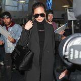 Kein Wunder, dass die Autogrammjäger hinter Chrissy Teigen her sind. Die sieht im schwarzen Mantel-Overknees-Outfit am Flughafen von L.A. nämlich richtig schick aus. 