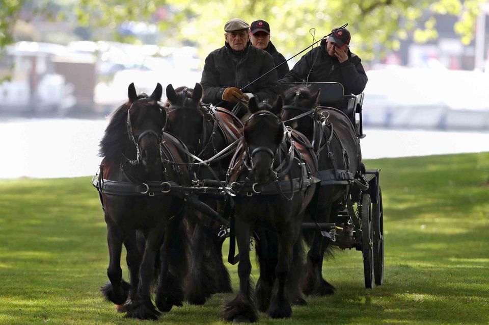 Lady Louise Windsor: Mit 95 Jahren hat Prinz Philip die Leinen noch souverän in der Hand, selbst wenn er wie hier vierspännig zur "Royal Windsor Horse Show" 2017 fährt. Mit 95 Jahren hat Prinz Philip die Leinen noch souverän in der Hand, selbst wenn er wie hier vierspännig zur "Royal Windsor Horse Show" 2017 fährt.