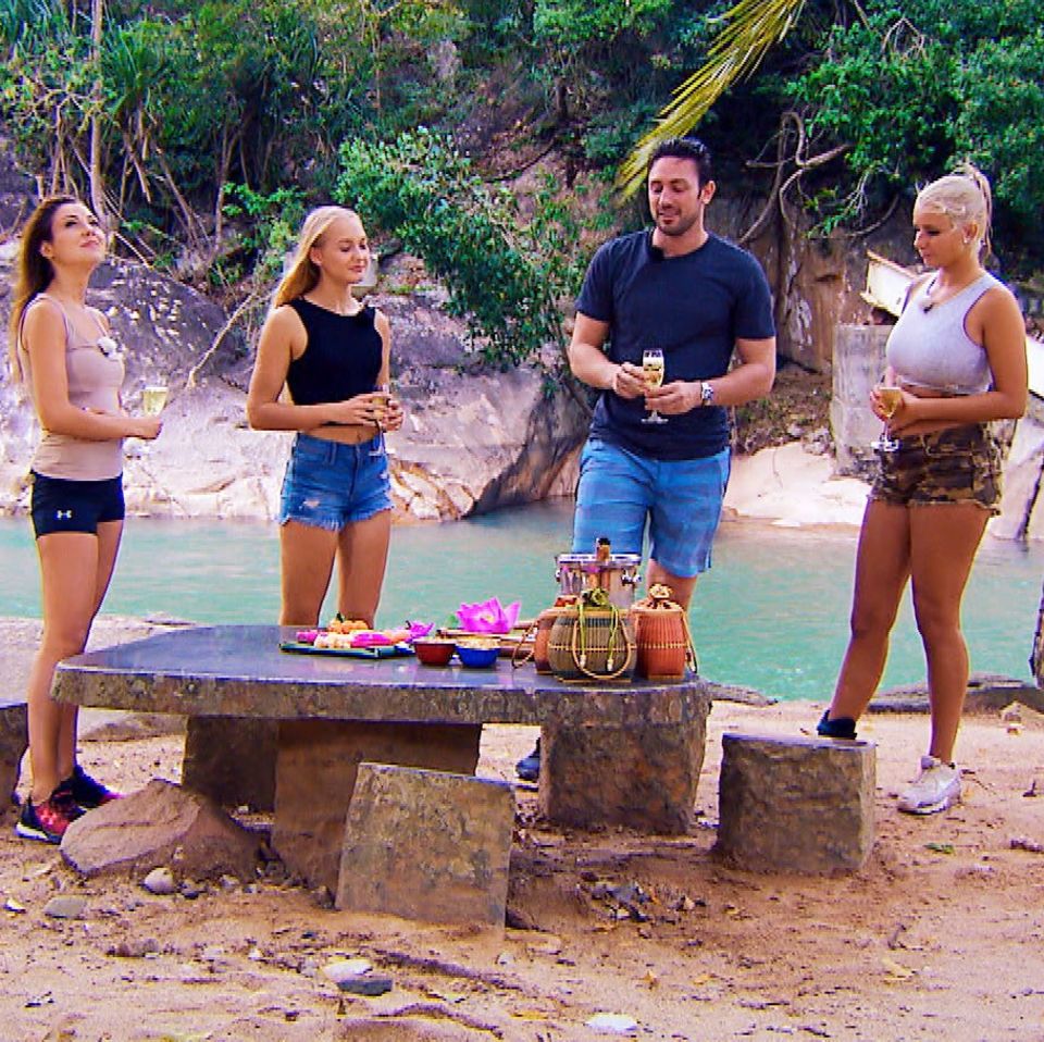 Daniel hat Kristina, Svenja und Carina (v.r.n.l.) zu den Dreamdates nach Vietnam entführt 