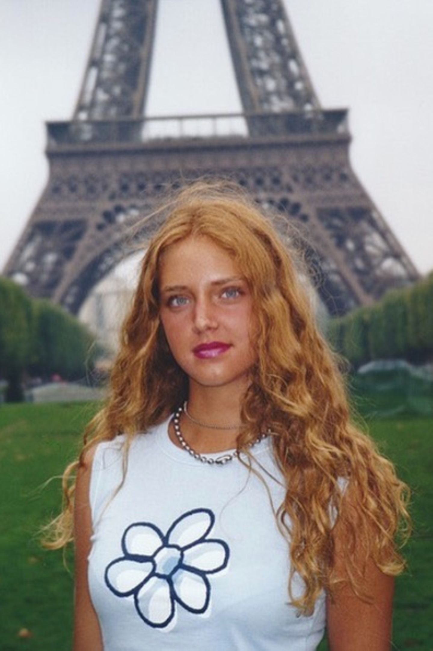 Lange bevor Chiara Ferragni die 11-Millionen-Follower-Marke auf Instagram knackt, ist sie das natürliche Mädchen von nebenan. Rote Locken, ein etwas unbeholfener Style und lediglich als Touri in Paris unterwegs - damals ist sie von ihrem heutigen Luxus-Lifestyle weit entfernt.