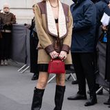 Wenn Chiara Ferragni heute nach Paris reist, sitzt sie in der Front Row der größten Designer, nächtigt in Spitzenhotels und hat eine ganze Entourage dabei, die sich um ihren perfekten Look kümmert. Das Haar ist gefärbt, das Gesicht perfekt geschminkt und am Körper trägt sie die Outfits vom Runway - sie ist die moderne Fashion-Cinderella.