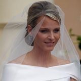 Wer gedacht hatte, Charlene Wittstock, die Braut von Fürst Albert von Monaco, würde direkt an ihrem Hochzeitstag 2011 mit großem Diadem aufwarten, der wurde - zumindest bei der kirchlichen Trauung - enttäuscht. Schmuck trug die Braut, aber kein Diadem.