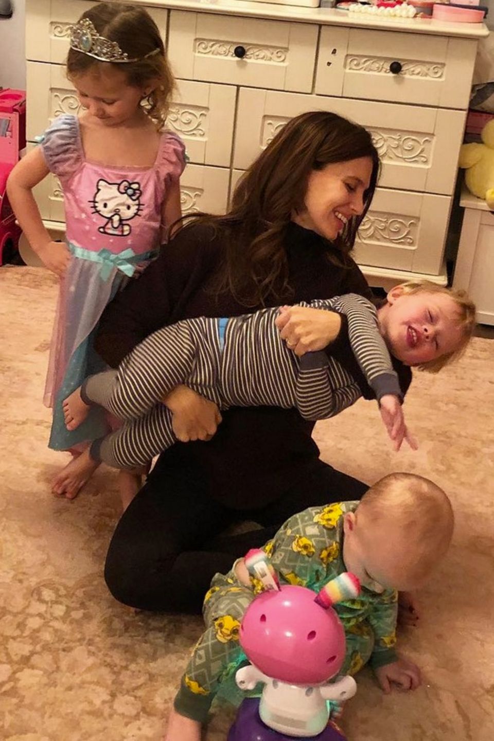 5. Januar 2018 Draußen schneit es und ist kalt, so hat Mama Hilaria Baldwin entschieden, den Tag mit den Kids drinnen zu verbringen. 5. Januar 2018 Draußen schneit es und ist kalt, so hat Mama Hilaria Baldwin entschieden, den Tag mit den Kids drinnen zu verbringen.