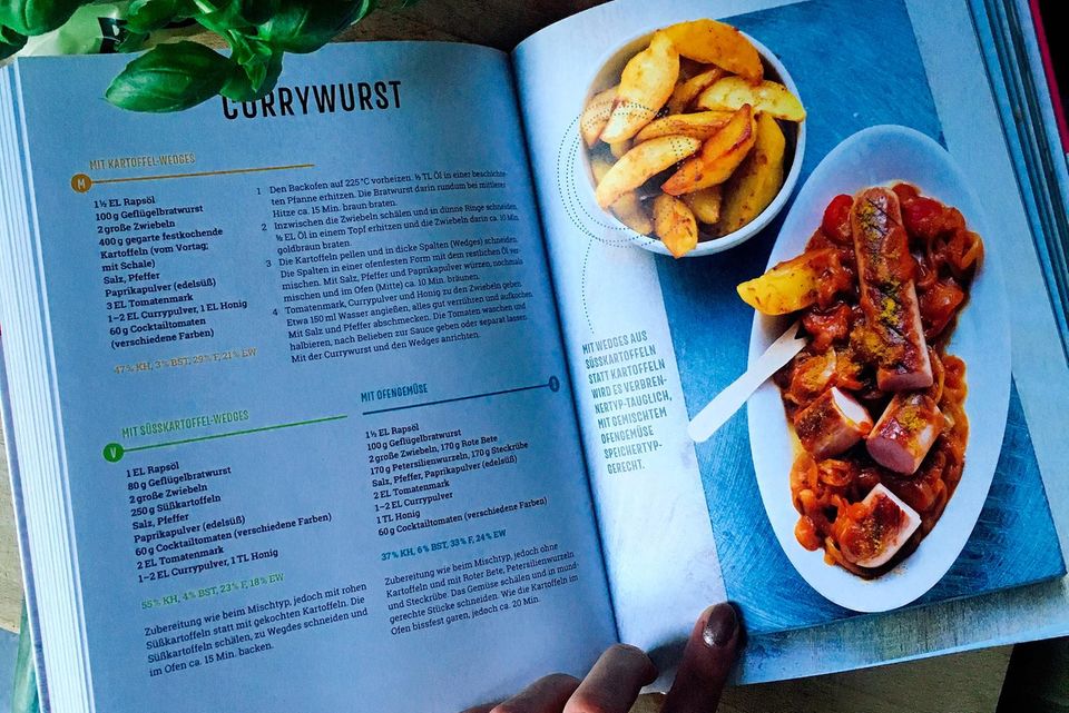 Deutschlank - das Kochbuch: Mein liebstes Rezept: definitiv die Currywurst! Hier sieht man auch wunderbar, wie jedes Rezept aufgebaut ist. Es gibt jeweils drei unterschiedliche Mengenangaben, eine Anleitung und ein Foto des fertigen Gerichts. Mein liebstes Rezept: definitiv die Currywurst! Hier sieht man auch wunderbar, wie jedes Rezept aufgebaut ist. Es gibt jeweils drei unterschiedliche Mengenangaben, eine Anleitung und ein Foto des fertigen Gerichts.