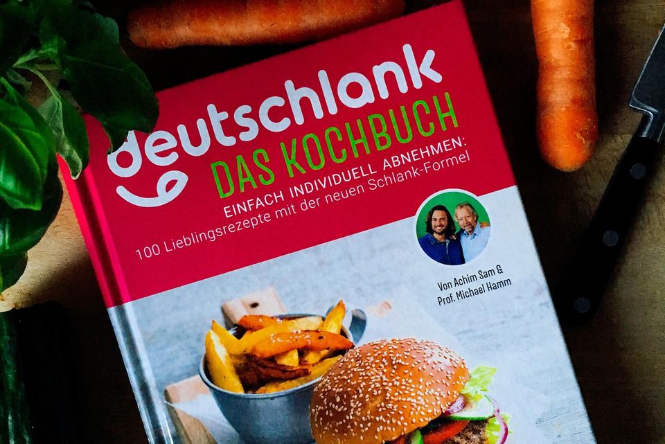 Deutschlank - das Kochbuch: Deutschlanks Cover hält, was es verspricht: Selbst ein Rezept für Burger ist im Inneren zu finden. Natürlich als gesunde Variante, angepasst auf die drei verschiedenen Stoffwechseltypen. Deutschlanks Cover hält, was es verspricht: Selbst ein Rezept für Burger ist im Inneren zu finden. Natürlich als gesunde Variante, angepasst auf die drei verschiedenen Stoffwechseltypen.