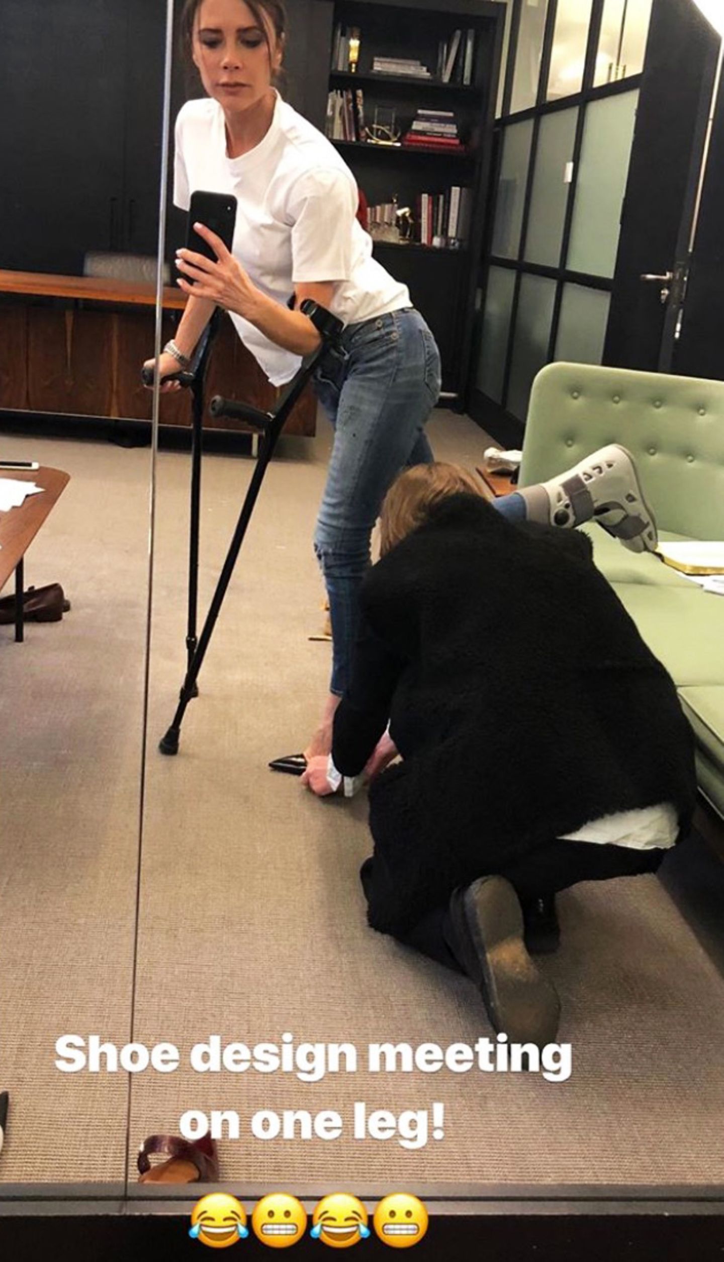 Was ist denn da los? In ihrer Instagram-Story zeigt sich Designerin Victoria Beckham auf Krücken beim Meeting für neue Schuhdesigns. Auf nur einem Bein probiert sie Pumps an und klärt mit einem weiteren Foto auf 