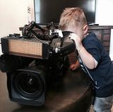 14. September 2017  Zurück in der Heimat testet der kleine Alessio seine Fähigkeiten hinter der Kamera. 