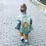 30. September 2017  Lässig tapst der kleine Alessio in seinem coolen Outfit durch die Straßen. Die stolze Mama Sarah Lombardi hält diesen Schnappschuss auf ihrem Instagram-Account fest. 