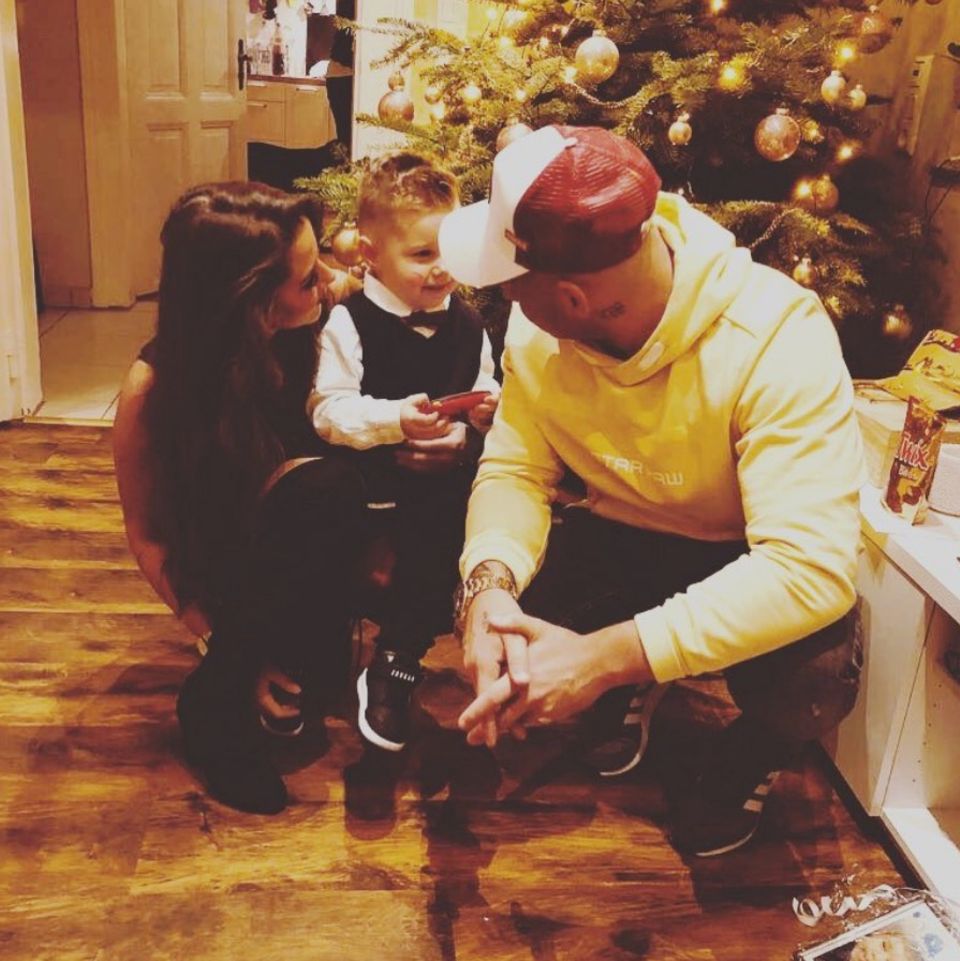 24. Dezember 2017 Weihnachten bei den Lombardis. Trotz Trennung von Sarah und Pietro verbringt die kleine Familie den Heiligabend zusammen. "Das schönste Geschenk an Weihnachten ist ein Kinderlächeln", postet Sarah auf ihrem Instagram-Account. 24. Dezember 2017 Weihnachten bei den Lombardis. Trotz Trennung von Sarah und Pietro verbringt die kleine Familie den Heiligabend zusammen. "Das schönste Geschenk an Weihnachten ist ein Kinderlächeln", postet Sarah auf ihrem Instagram-Account.