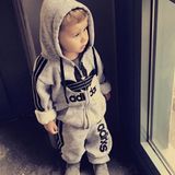 16. Januar 2018  Der kleine Alessio startet in einem entspannten Look ins neue Jahr. 