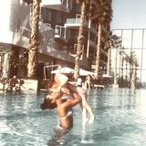 28. Februar 2018   Sarah Lombardi und Söhnchen Alessio verbringen gerade eine schöne Zeit im warmen Dubai. Im Pool haben die beiden viel Spaß. 