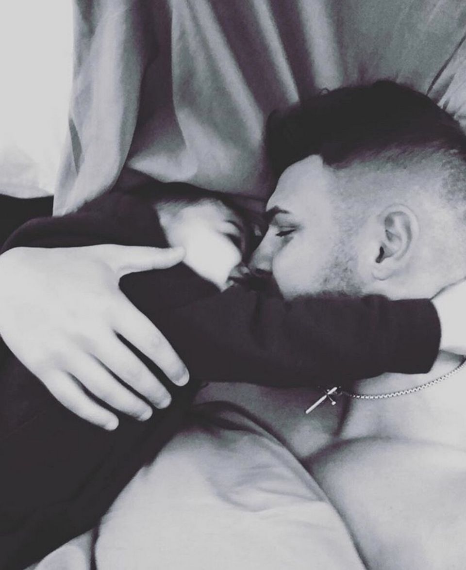25. Februar 2018 Dieses süße Bild von sich und Alessio teilt Pietro Lombardi auf seinem Instagram-Account. Mit den Zeilen: "Papa wird dich vermissen mein Schatz .Und ganz ganz viel Spaß im Urlaub mit Mama" Der Kleine wird mit Mama Sarah nach Dubai reisen. 25. Februar 2018 Dieses süße Bild von sich und Alessio teilt Pietro Lombardi auf seinem Instagram-Account. Mit den Zeilen: "Papa wird dich vermissen mein Schatz .Und ganz ganz viel Spaß im Urlaub mit Mama" Der Kleine wird mit Mama Sarah nach Dubai reisen.