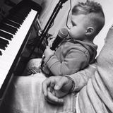 23. Dezember 2017  Ganz wie der Papa. Alessio scheint großes, musikalisches Interesse zu haben. Pietro gibt dem Kleinen Musikstunde. 