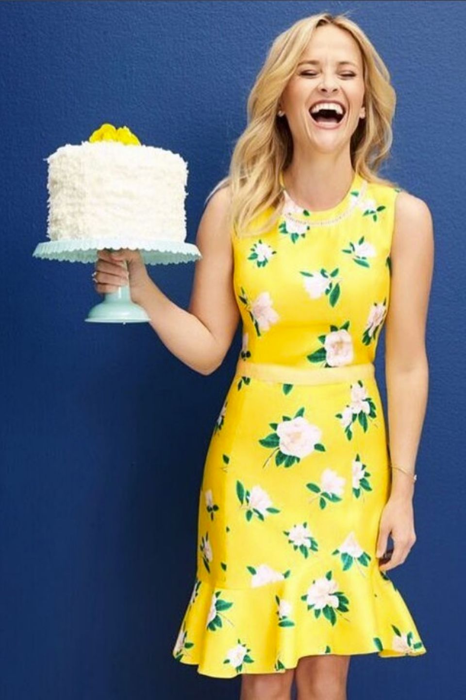 Reese Witherspoon hat auf ihrem Instagram-Account spannende Neuigkeiten zu berichten. Ihr Label "Draper James" wird demnächst mit einem großen einer großen Luxus Kaufhauskette kooperieren. Da wird natürlich mit einer groooßen Torte gefeiert. Reese Witherspoon hat auf ihrem Instagram-Account spannende Neuigkeiten zu berichten. Ihr Label "Draper James" wird demnächst mit einem großen einer großen Luxus Kaufhauskette kooperieren. Da wird natürlich mit einer groooßen Torte gefeiert.